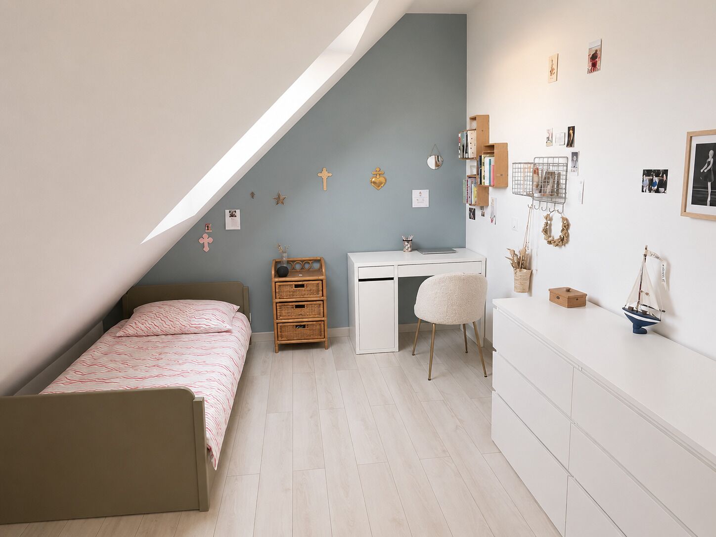Une chambre à coucher comprenant un lit, un bureau, une chaise et une petite étagère ornée d’objets décoratifs.