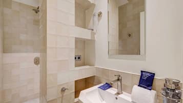 Appartement | Salle de bain | Sèche-cheveux, serviettes fournies, shampoing