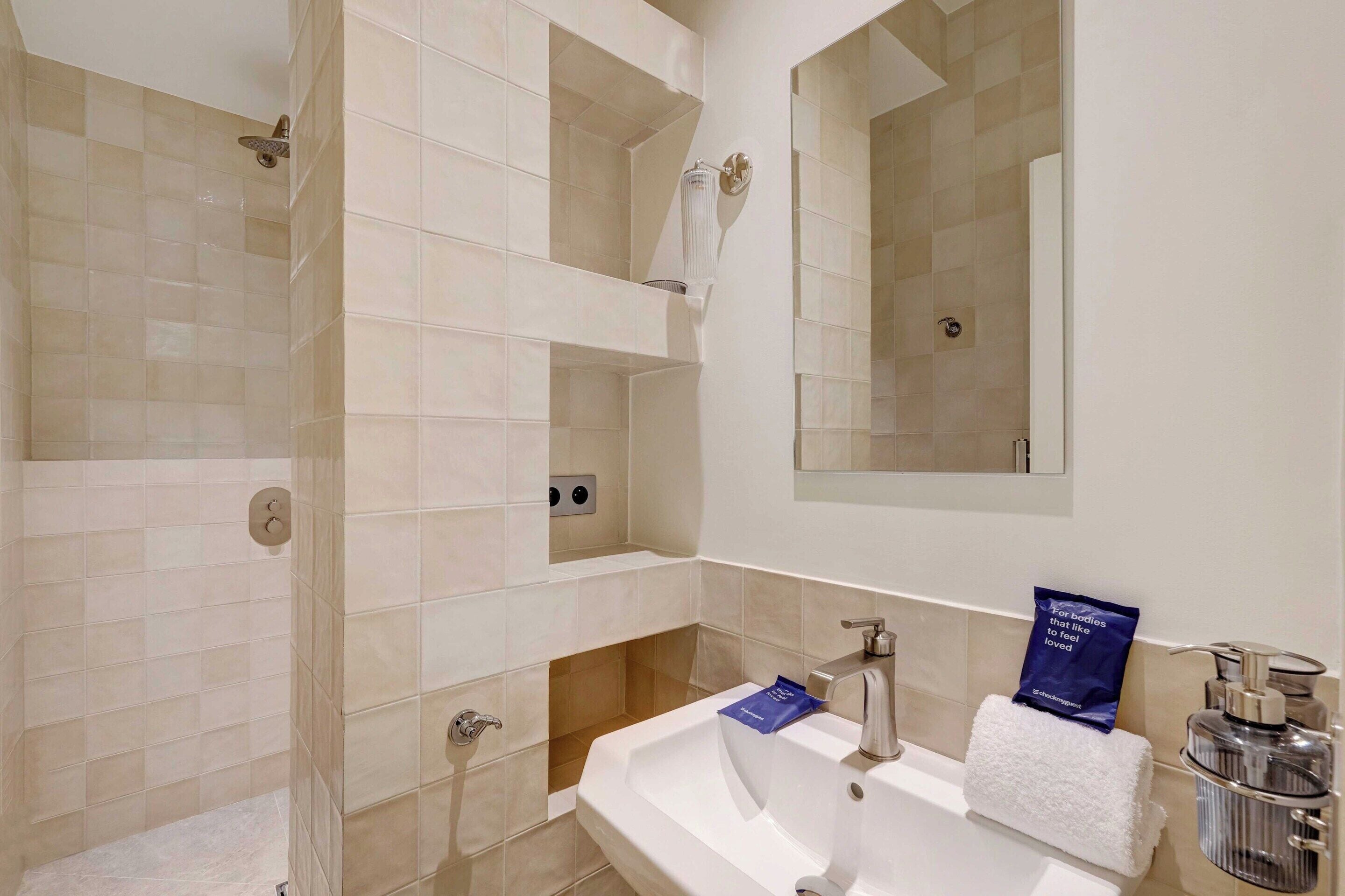 Apartment | Bathroom | Hair dryer, towels, shampoo