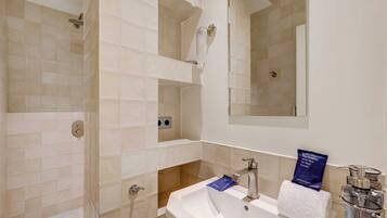 Apartment | Bathroom | Hair dryer, towels, shampoo