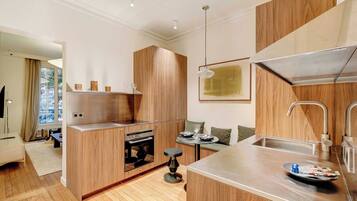 Apartment | Eigene Küche | Wasserkocher mit Kaffee-/Teezubehör, Kühlschrank, Mikrowelle, Ofen