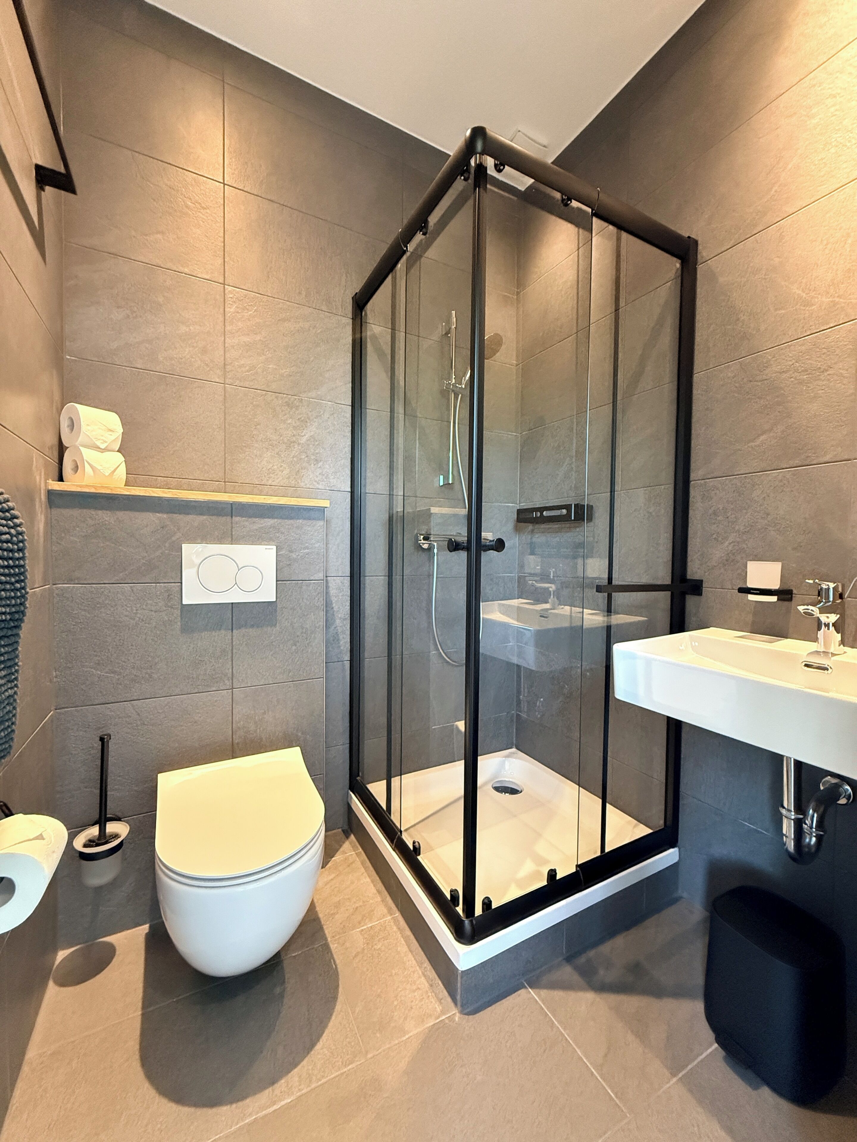 Een douche, een haardroger, handdoeken, zeep