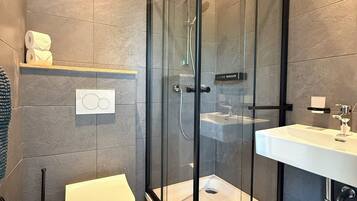 Een douche, een haardroger, handdoeken, zeep