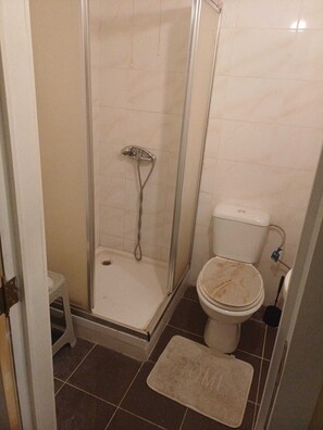 Bathroom - Spacious 7-bedroom house apartment for up to 16 ppl + free Tommorrowland shuttle (Antwerpen)