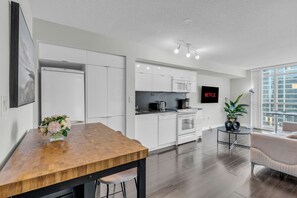 Private kitchen - The Perfect Downtown Stay Hotel|Steps to Jays, CN Tower & Waterfront W/Parking (Toronto)