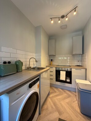 Private kitchen - Town Centre Studio Sleeps 3 ,Free parking, Kitchen and Bathroom (Bolton)