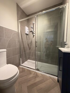 Shower, hair dryer, towels, soap - Town Centre Studio Sleeps 3 ,Free parking, Kitchen and Bathroom (Bolton)