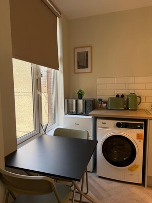 Interior - Town Centre Studio Sleeps 3 ,Free parking, Kitchen and Bathroom (Bolton)