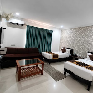 Deluxe Triple Room | Iron/ironing board, free WiFi