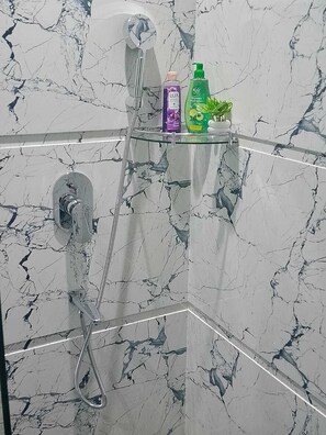 Toallas, jabón, papel de baño 