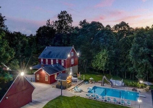 7 woodland Acres, secluded place with Pool, Pickleball, creek, and Hot Tub