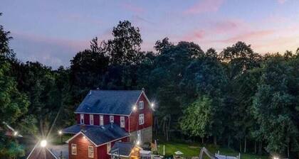 7 woodland Acres, secluded place with Pool, Pickleball, creek, and Hot Tub