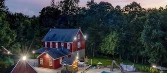 7 woodland Acres, secluded place with Pool, Pickleball, creek, and Hot Tub