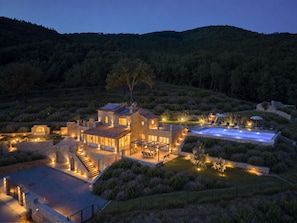 A large stone house with a swimming pool, surrounded by landscaped gardens and hills. - Wonderful private villa for 8 guests with private pool, WIFI, A/C, patio and panoramic view (Cortona)