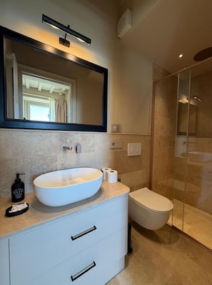 Dusche, Haartrockner, Bidet