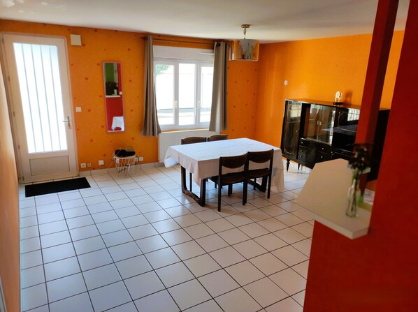 Dining - Summer Getaway in Angers: Large House with a Garden (Angers)