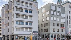 Un hotel a più piani con una facciata moderna, ampie finestre e un ingresso ben visibile.
