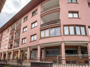 Um edifício de vários andares com varandas, uma entrada coberta e uma placa com o nome 'Francesco'.
