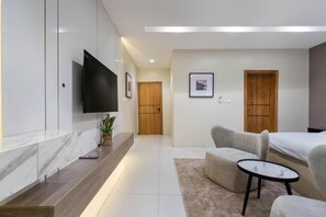Iron/ironing board, WiFi - Luxurious 2-bedroom apartment in Lekki with Pool & PS5 (Lekki)