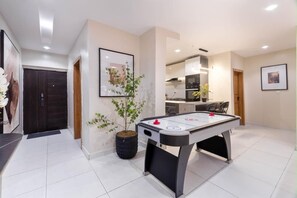 Games room - Luxurious 2-bedroom apartment in Lekki with Pool & PS5 (Lekki)