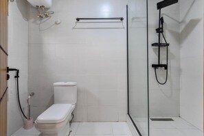 Serviettes fournies, papier toilette