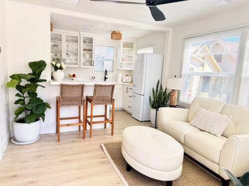 Jacksonville Suites 160 - A Pristine Cheery Mid-Century Gem