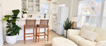 Jacksonville Suites 160 - A Pristine Cheery Mid-Century Gem
