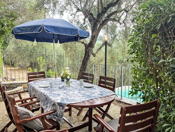 Outdoor dining - Wonderful private villa for 3 people with private pool, terrace and pets allowed (Prelà Castello)
