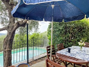 Outdoor dining - Wonderful private villa for 3 people with private pool, terrace and pets allowed (Prelà Castello)
