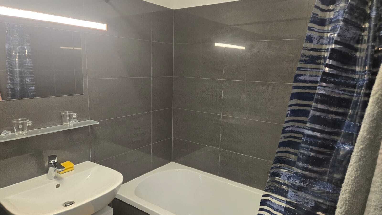Chuveiro, toalhas de banho, sabonete, papel higiênico
