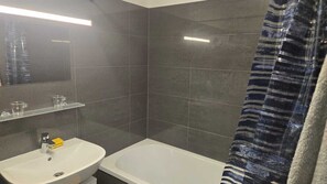 Dusche, Handtücher, Seife, Toilettenpapier
