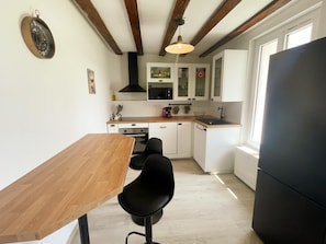 Wasserkocher mit Kaffee-/Teezubehör, Kühlschrank, Mikrowelle, Ofen