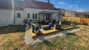 A house with a patio, outdoor seating, and a fenced yard. - Charming house near castles - 4 guests (Orbigny)