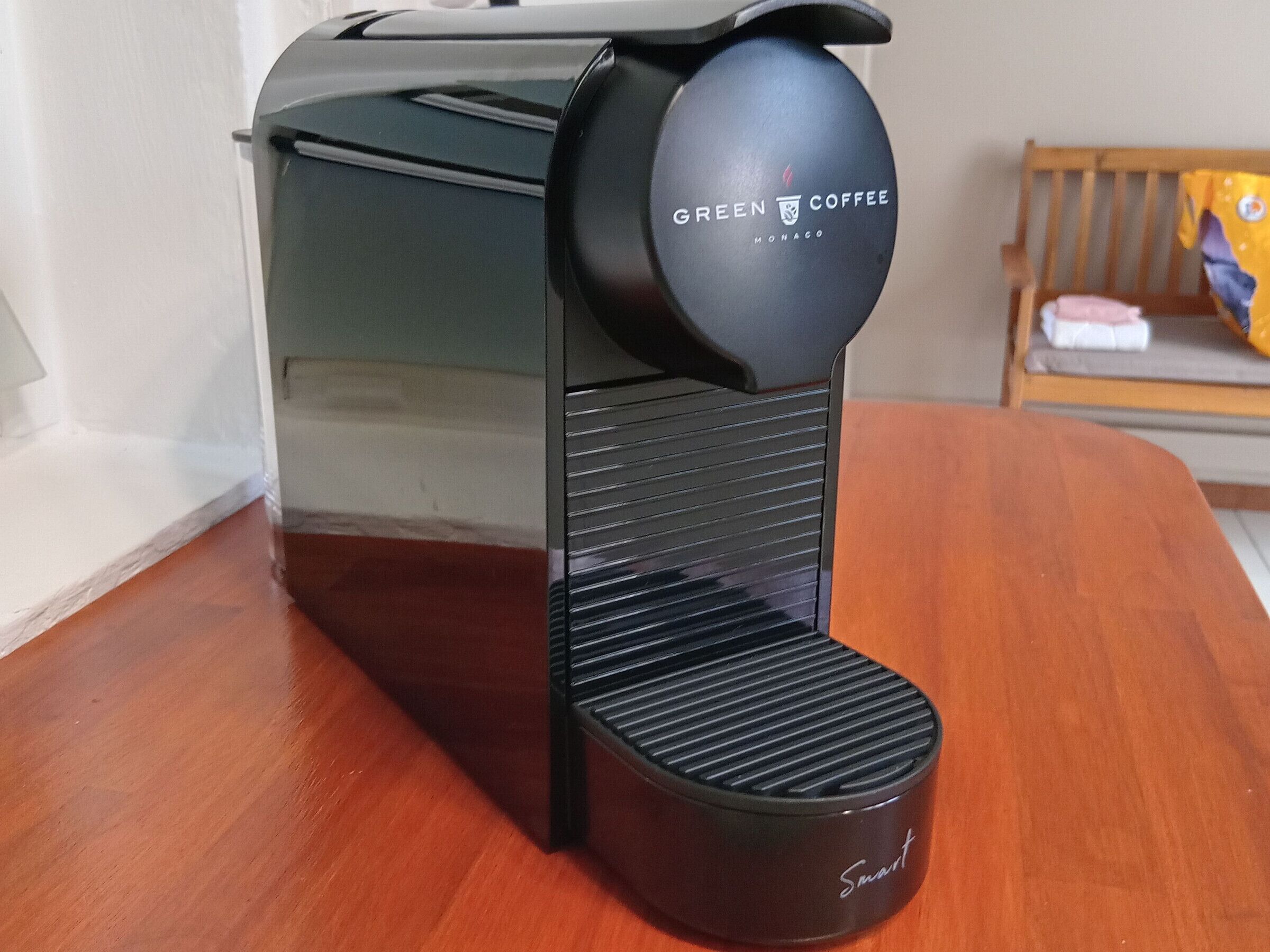 Una máquina de café con una etiqueta que dice 'GREEN COFFEE' y 'Smart'.