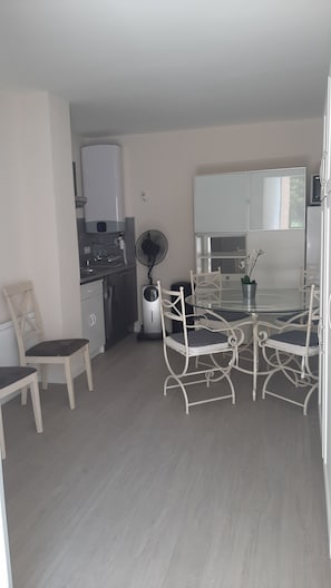 Dining - Charming apartment just 5 minutes from the beach, located in a quiet residential garden (Le Grau-du-Roi)