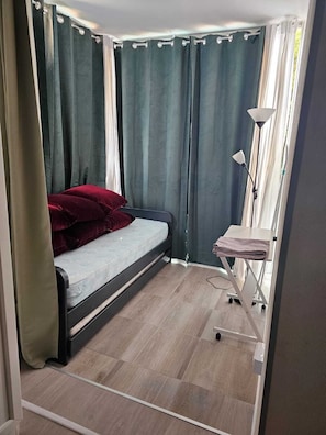 1 bedroom, bed sheets - Charming apartment just 5 minutes from the beach, located in a quiet residential garden (Le Grau-du-Roi)