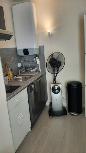 Private kitchen - Charming apartment just 5 minutes from the beach, located in a quiet residential garden (Le Grau-du-Roi)