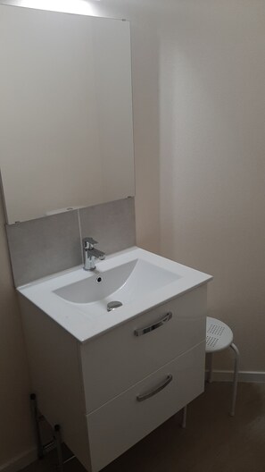 Shower, hair dryer, towels, soap - Charming apartment just 5 minutes from the beach, located in a quiet residential garden (Le Grau-du-Roi)