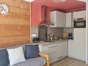 Wasserkocher mit Kaffee-/Teezubehör, Kühlschrank, Toaster
