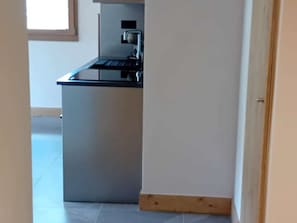 Herdplatte, Geschirrspüler, Wasserkocher mit Kaffee-/Teezubehör, Toaster