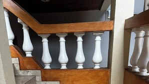 Eine Treppe mit weißen Geländern und einem Marmorboden.