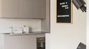 Apartment | Eigene Küche | Wasserkocher mit Kaffee-/Teezubehör, Kühlschrank, Mikrowelle, Ofen