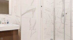 Apartment | Badezimmer | Haartrockner, Handtücher, Shampoo