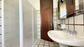Doccia, bidet, asciugamani