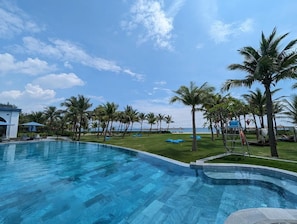 Una piscina al aire libre