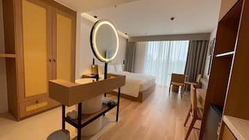 Desk, laptop workspace, WiFi (free)