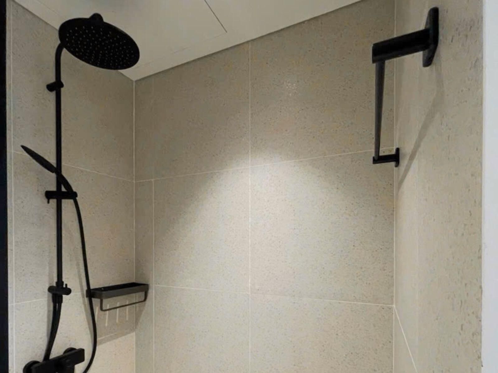 Standaard studio, uitzicht op tuin | Badkamer | Een douche, een haardroger, handdoeken, zeep