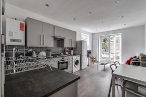 Private kitchen - Cosy Wembley Flat With Garden (Wembley)