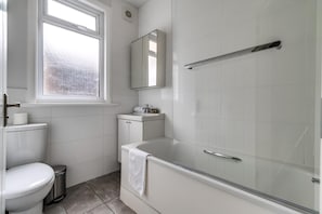 Bathroom - Cosy Wembley Flat With Garden (Wembley)