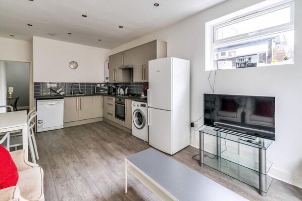 Private kitchen - Cosy Wembley Flat With Garden (Wembley)